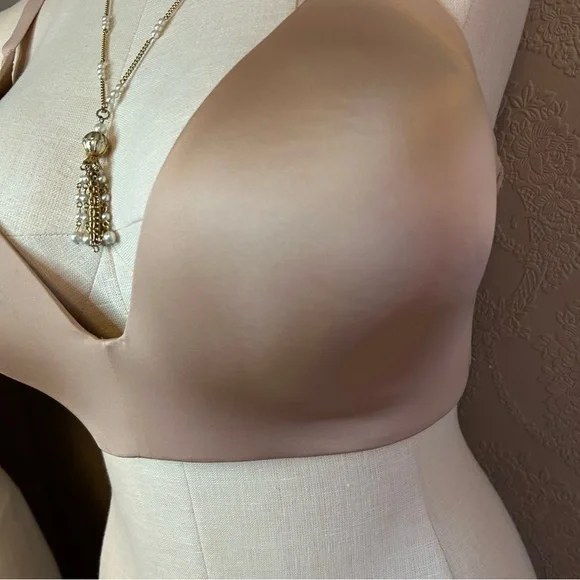 Skims Bra 42DDDD no wire lightly line great condition - Picture 2 of 6